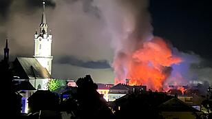 Gebäude am Stadtplatz von Rohrbach in Flammen