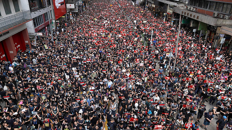 Regierung lenkt ein, Proteste in Hongkong bleiben