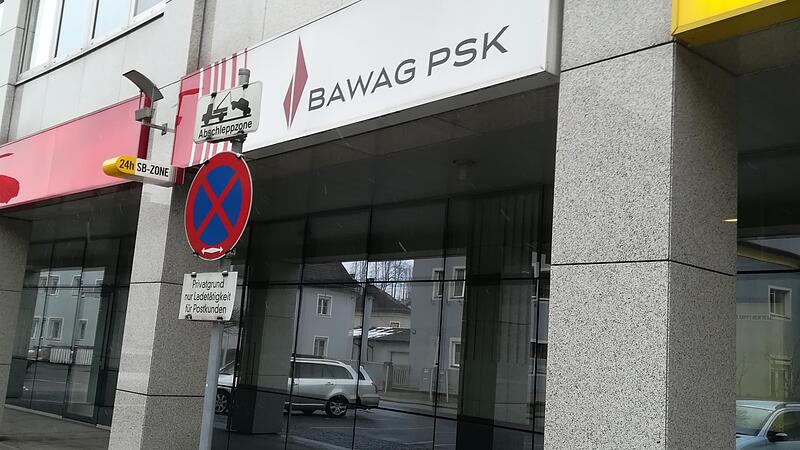 Kunden verärgert, weil Bawag-Filiale in Attnang auf eine SB-Zone reduziert