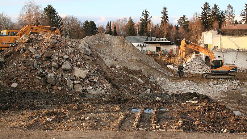 Pächter des abgerissenen Hallenbads klagen Stadt Ried auf Schadenersatz
