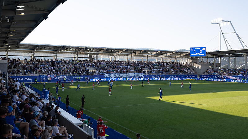 Beim Eröffnungsspiel war das Blau-Weiß-Stadion noch nicht ganz fertig.