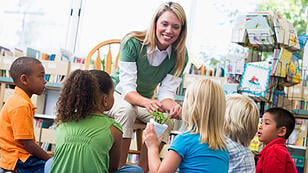 Kindergartenpädagoginnen sind zu Versammlungen zusammengerufen