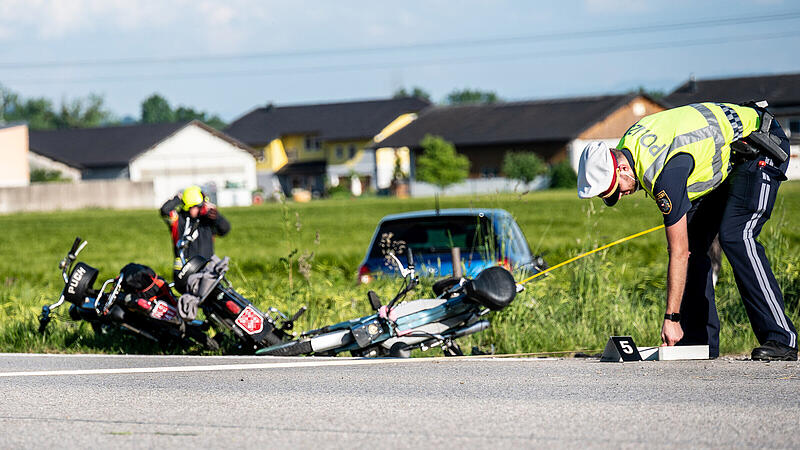Mit Auto in Gruppe von Mopedfahrern gerast: zwei Tote