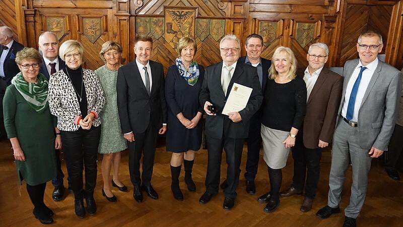 Ehrenring der Stadtgemeinde Ried an Ernst Reiter verliehen
