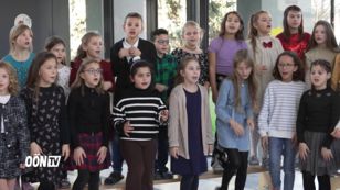 Kinderchor der VS Koref singt: "Lasst uns froh und munter sein"