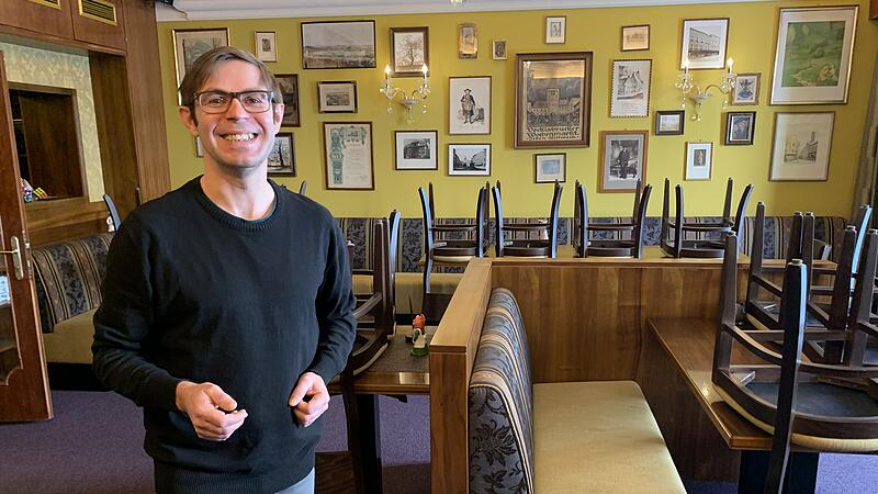 Dieser Mann verwandelt ein altes Café in Vöcklabruck in einen Bühnenbetrieb