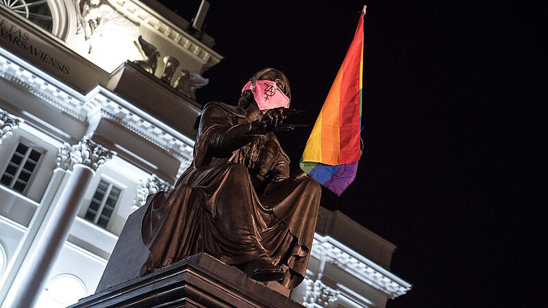 Copernicus statue holds LGBT flag in Warsaw
