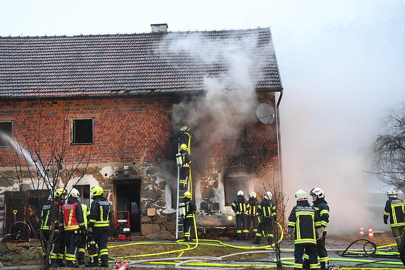 Brand in Alberndorf - Großeinsatz für Feuerwehren