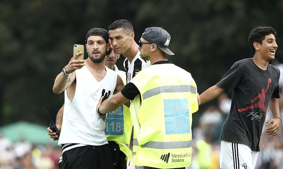 Der italienische Top-Klub Juventus Turin eröffnete seine Saison gestern traditionell mit einem vereinsinternen Testspiel in den Alpen. Gleichzeitig war die Partie der erste Auftritt Cristiano Ronaldos. Das Spiel endete 5:0 für die Profis und wurde frühzeitig  mit der geplanten „Invasion“ der Fans auf dem Spielfeld abgepfiffen.