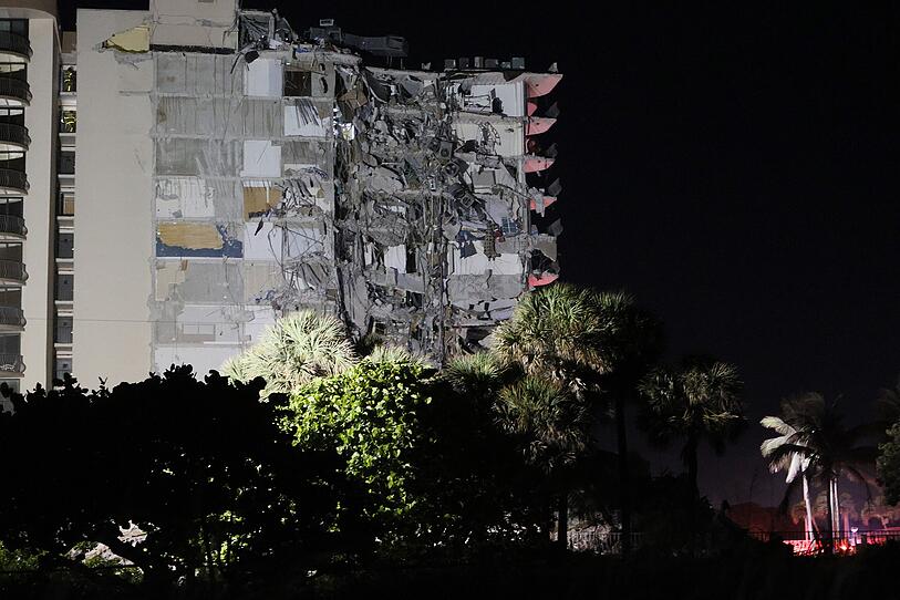 US-RESIDENTIAL-BUILDING-IN-MIAMI-PARTIALLY-COLLAPSED