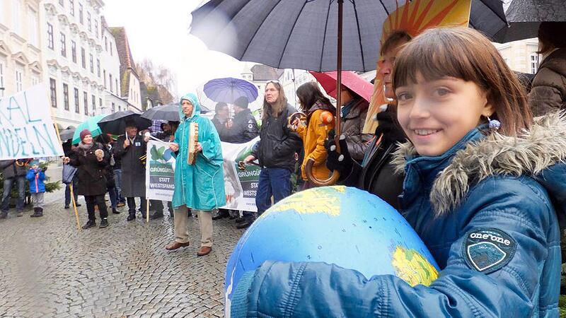 "Flashmob" forderte mit Trommeln und Rasseln Klimawende auch in Steyr ein