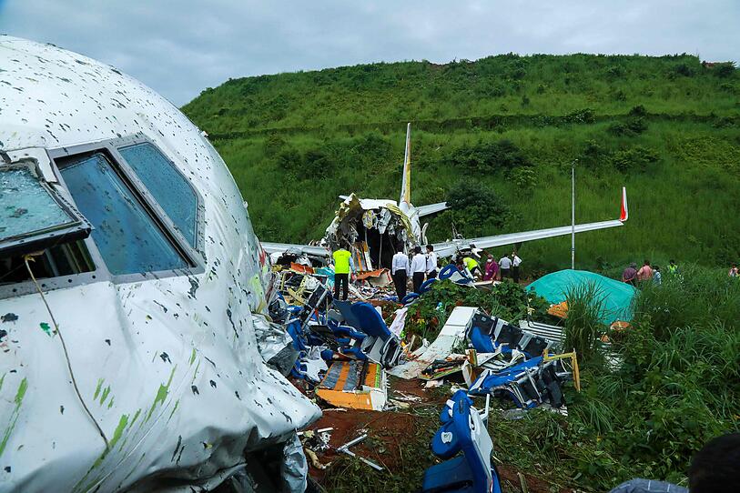 Flugzeug bei Landung in Indien verunglückt