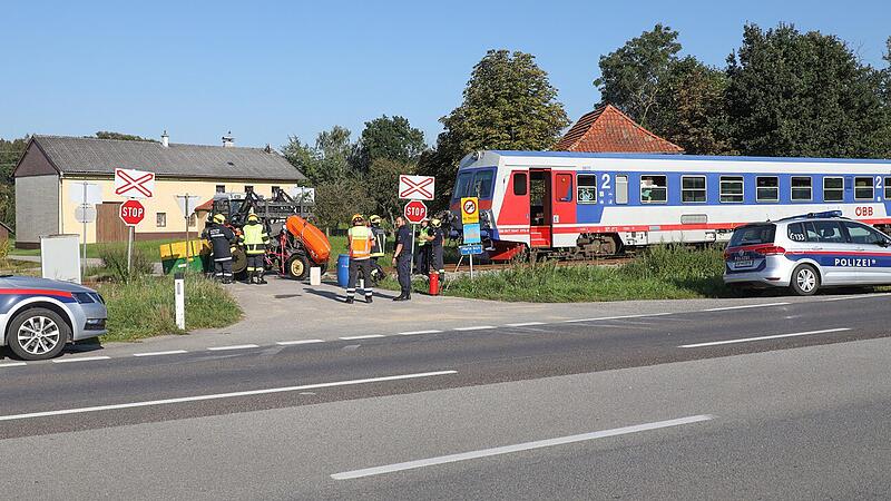 Traktor wurde von Zug erfasst: Zwei Verletzte