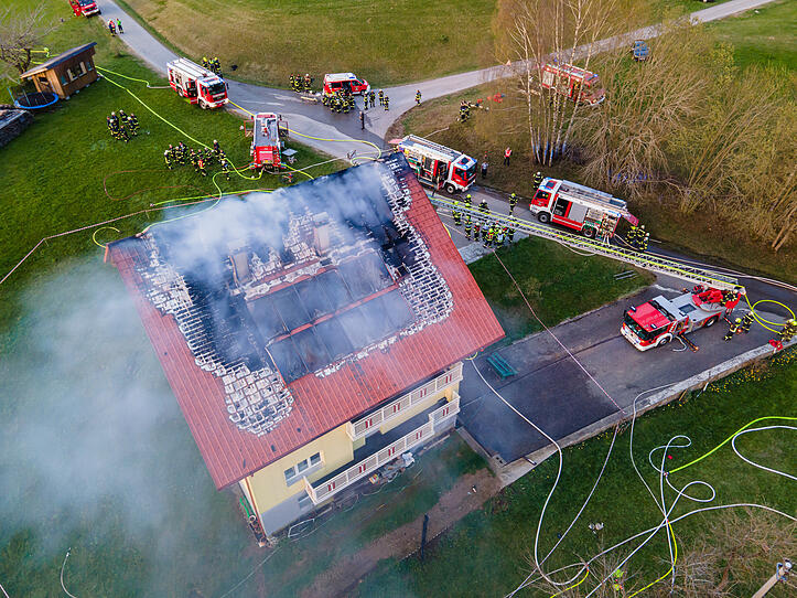 Wohnhaus in Brand: Feuerwehr-Großeinsatz in Helfenberg