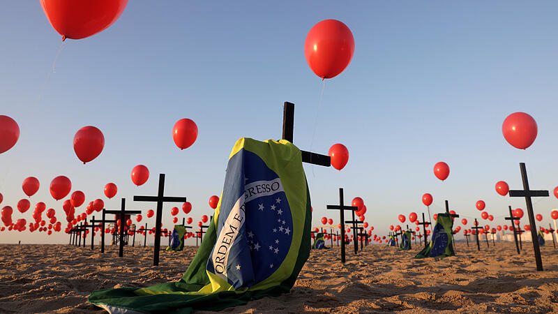 Kreuze an der Copacabana erinnern an Covid-Opfer