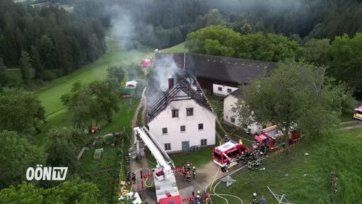 12 Feuerwehren aus OÖ. und NÖ. bei Wohnhausbrand in Waldhausen im Löscheinsatz
