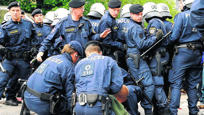 Eskalation bei KPÖ-Demo in Linz Vizerektor der Kunstuni verhaftet