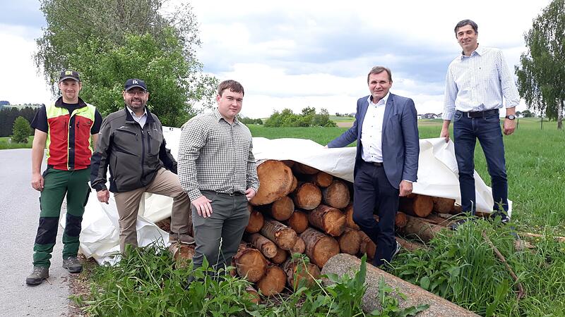 Pilotprojekt: Bauern packen ihr Holz in Plastikfolie