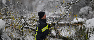 Der Wintereinbruch in Oberösterreich beschäftigt die Einsatzkräfte stark.