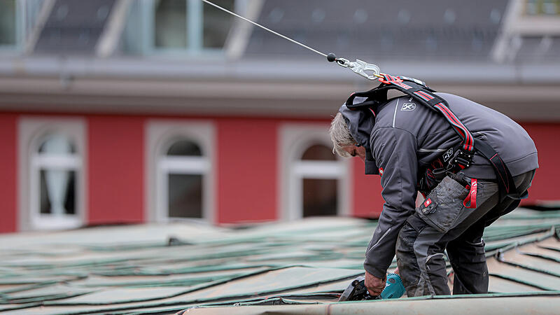 Ausräumungsarbeiten am Dach des Landestheaters.
