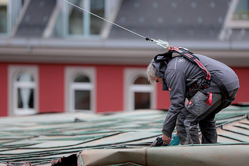 Ausräumungsarbeiten am Dach des Landestheaters.