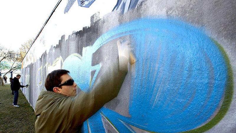 Lack, bunte Farben und Blaulicht: Die (legalen) Linzer Graffitisprayer