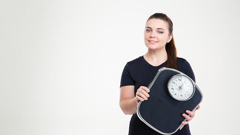 Frau mit Waage Abnehmen Gewicht Diät