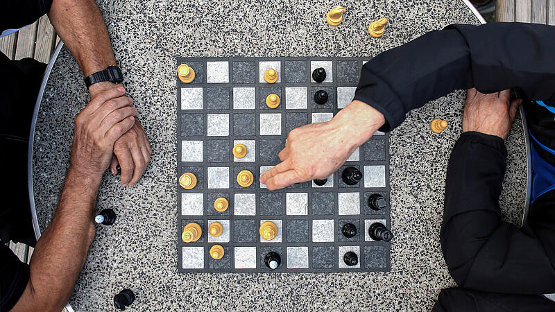 foto: VOLKER WEIHBOLD schach schachspieler volksgarten linz