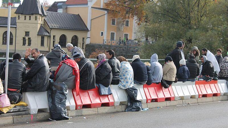 Flüchtlinge warten in Braunau auf Weiterreise