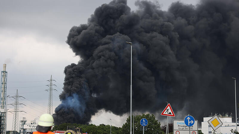 Explosion: Dunkle Rauchwolke über Chemiepark in Leverkusen