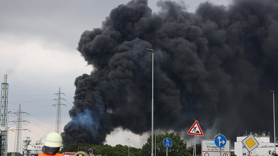 Explosion: Dunkle Rauchwolke über Chemiepark in Leverkusen