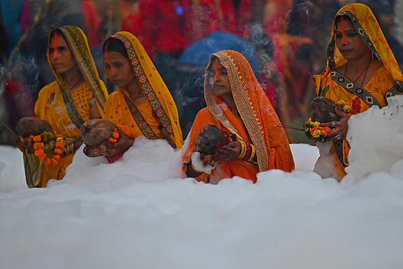 Giftschaum bedeckt heiligen Fluss in Indien
