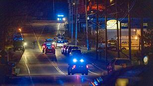 Einsatzfahrzeuge der Polizei an einem der Tatorte im US-Bundesstaat Maine
