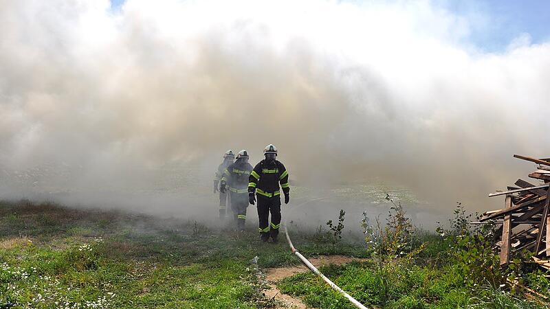 Zehn Meter hohe Flammen in Steyregg