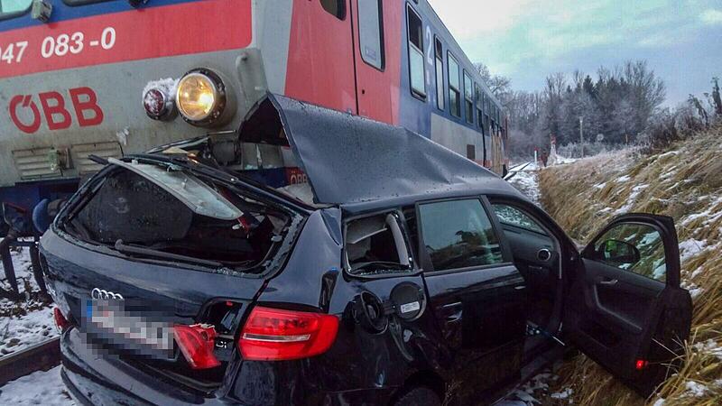 Pkw bei Unfall von Zug mitgeschleift