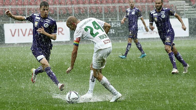 Regenschlacht in Klagenfurt: Bundesliga-Spiel unterbrochen