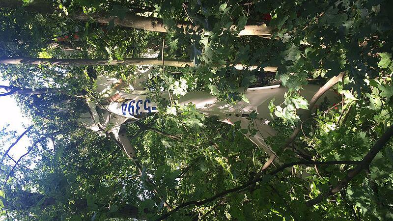 Segelflugzeug landete in Baum