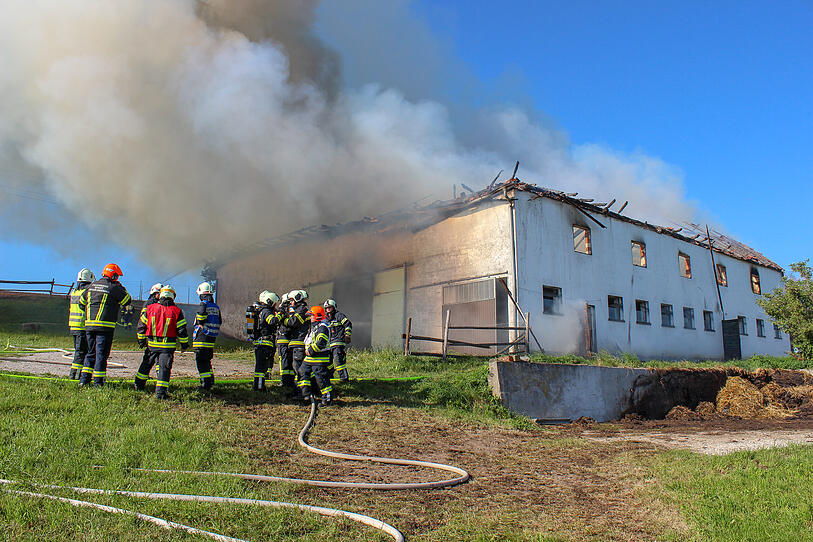 Rauchsäulen über Linz: Großbrand auf Bauernhof