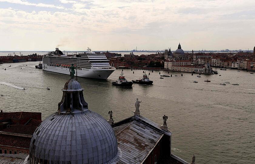 Kreuzfahrtschiff legte unter Protest in Venedig ab