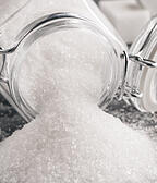6. Zucker hat viele Namen: Auch wenn "Zucker" nicht auf der Zutatenliste angeführt ist, kann doch welcher enthalten sein. Hier nach Begriffen wie Saccharose, Glucose, Fruktose, Malzextrakt, Maltodextrin oder Glukose-/Fruktosesirup Ausschau halten.