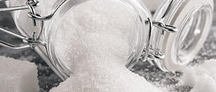 6. Zucker hat viele Namen: Auch wenn "Zucker" nicht auf der Zutatenliste angeführt ist, kann doch welcher enthalten sein. Hier nach Begriffen wie Saccharose, Glucose, Fruktose, Malzextrakt, Maltodextrin oder Glukose-/Fruktosesirup Ausschau halten.