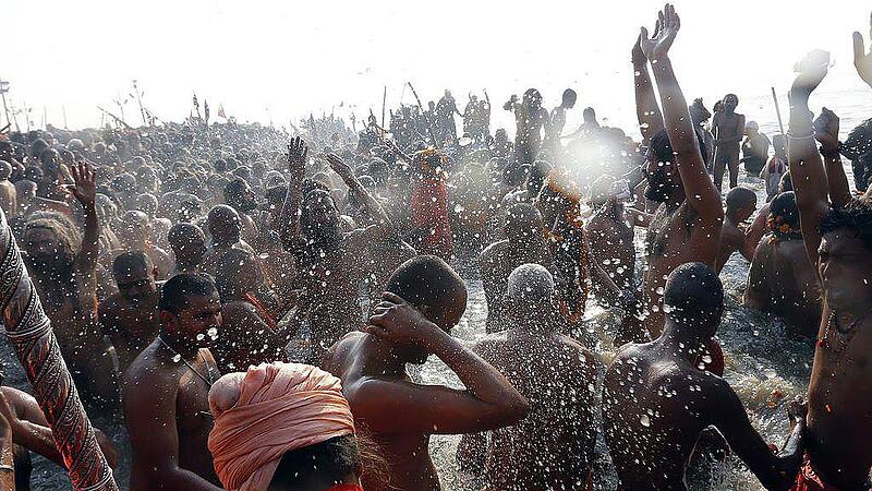 Hindu-Fest am "heiligen Fluss" Ganges