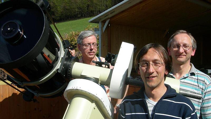 Drei Männer, ein Spiegelteleskop und der Versuch, die Ewigkeit zu verstehen