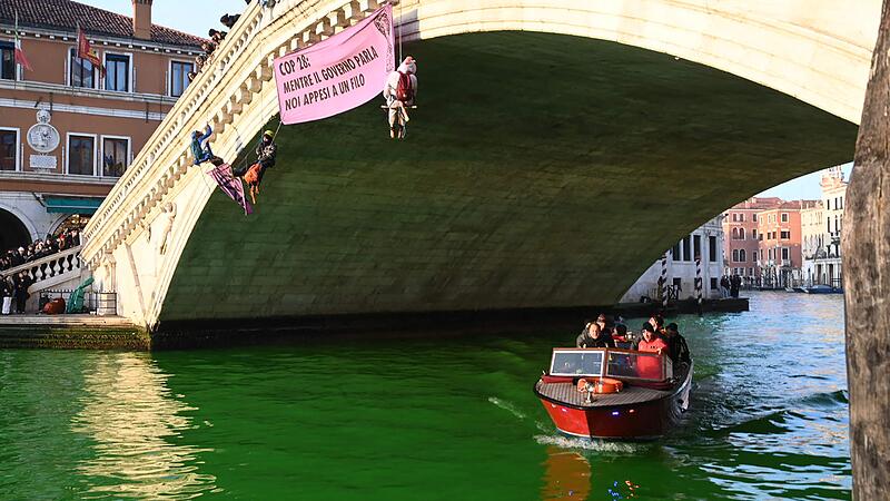 Aktivisten färben berühmten Canal Grande in Venedig grün