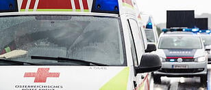 foto: volker weihbold rettungsgasse autobahn a25 stau unfall blaulicht einsatz rotes kreuz rk rettung polizei