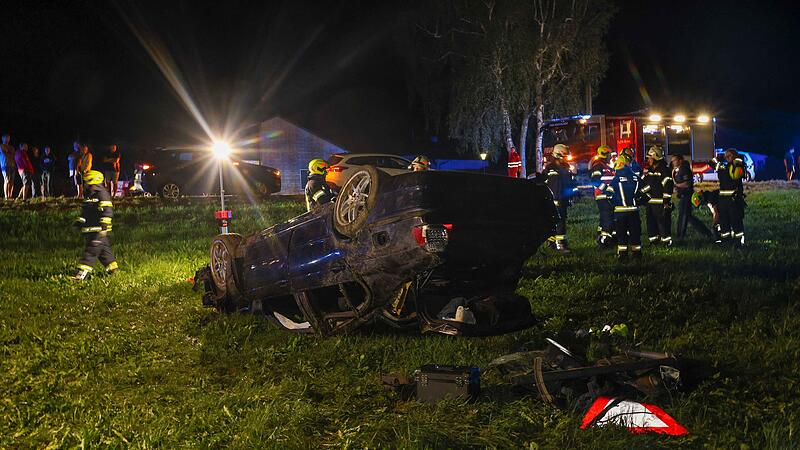 AUT, Unterwegs in Oberösterreich, Schwerer Verkehrsunfall in Neukirchen - Autp kam von der Fahrbahn ab und landet in Wiese