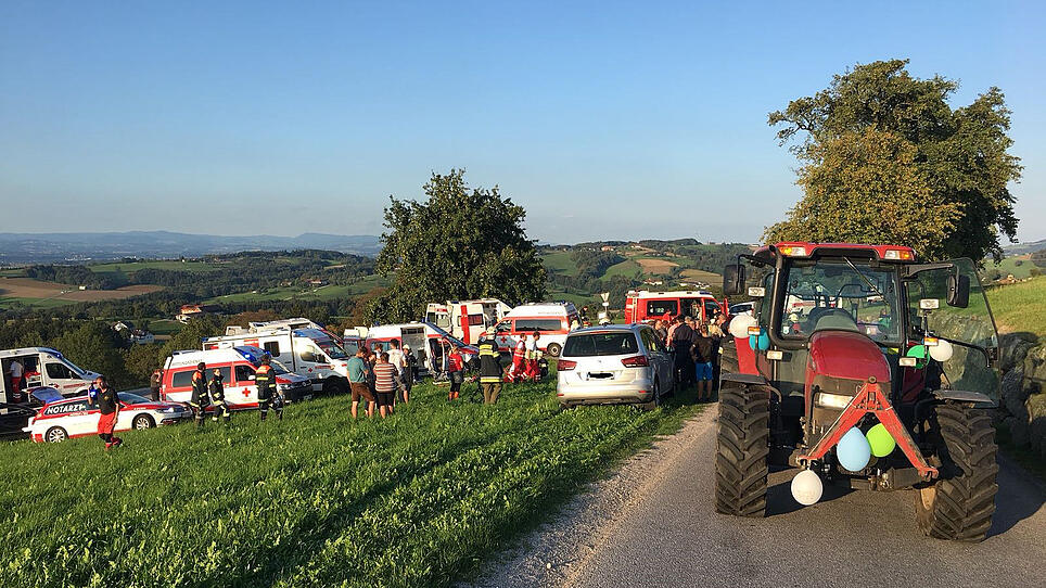 Traktoranhänger kippte beim Poltern um: Braut und 12 Freundinnen verletzt