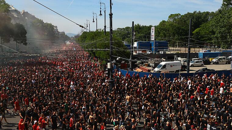 Als gäbe es kein Corona: 25.000 Fußball-Fans marschierten durch Budapest