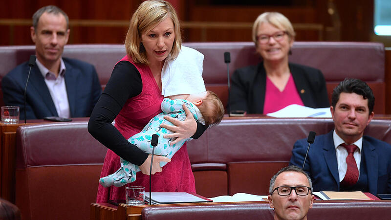 Diese Politikerin stillt, während sie im Parlament spricht