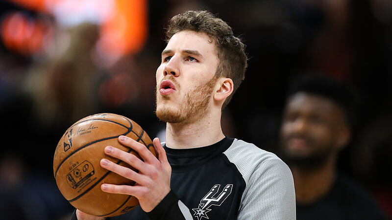 3 fragen an... Jakob Pöltl Der 24-Jährige startet in der Nacht auf Donnerstag mit den San Antonio Spurs gegen die New York Knicks in seine vierte Saison in der US-Basketball-Liga NBA.